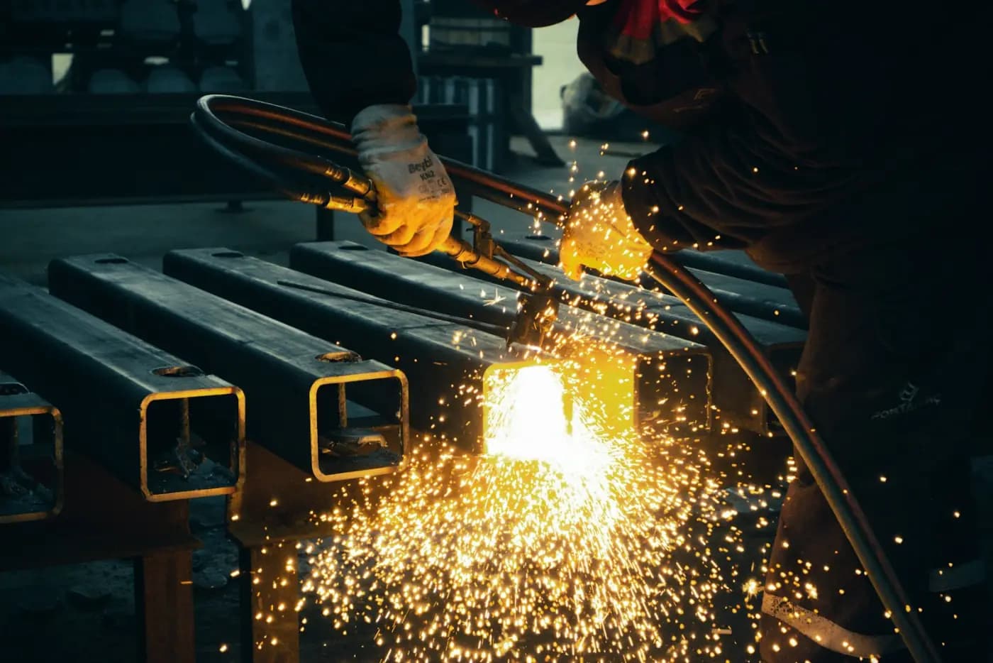 Pièces métalliques inspectées par vision IA en usine métallurgique